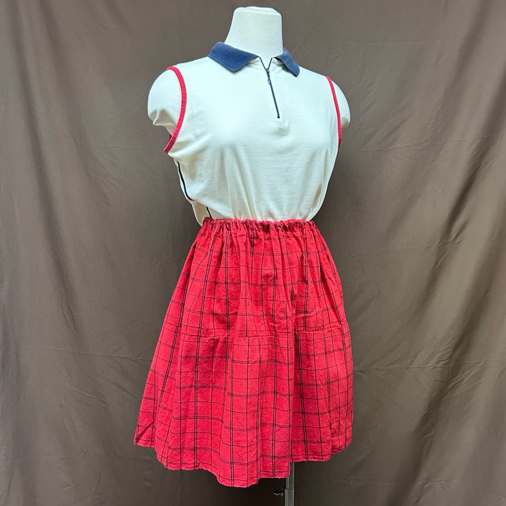 Red elastic pull on skirt structured and feminine mini